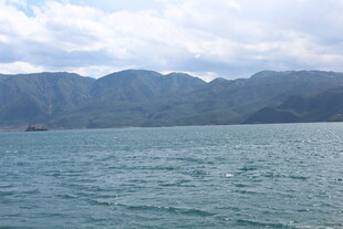 湖光山色中的连绵山脉