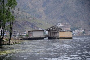 河畔古朴建筑 宁静水乡景