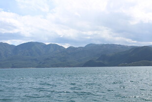 辽阔海面与远处山峦