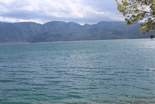 宁静湖水与远处山峦