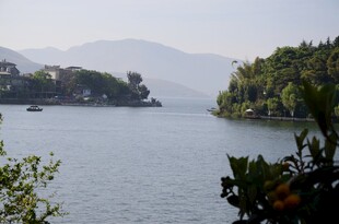 宁静湖畔的山水风光