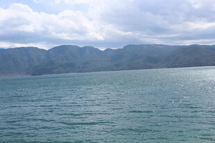 广阔水域与远处山峦景色