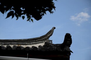 中式古建筑屋檐一角