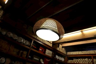 复古竹编吊灯照亮室内一角