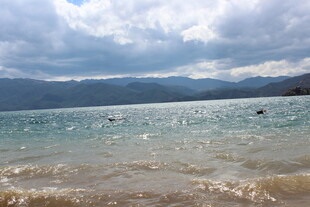 海边美景 碧波与远山相映