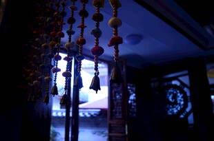 神秘古旧门廊悬挂装饰物