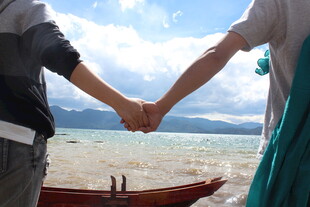 海边情侣牵手浪漫瞬间