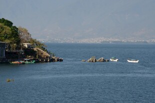 海边景致 小船停泊于岸
