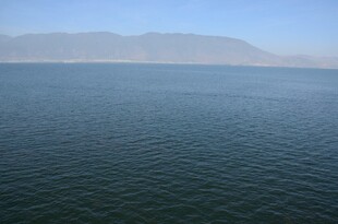 平静湖水与远处山峦