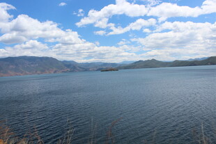 宁静湖泊与远处山峦美景