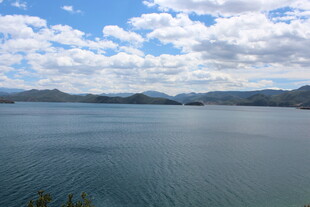 宁静湖景与蓝天白云