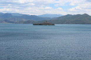 宁静湖景中的湖心小岛