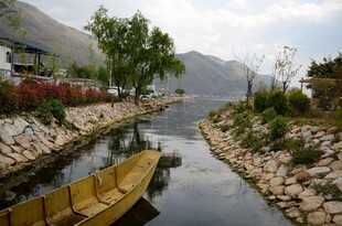 河畔小船 静谧山水风光