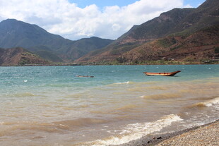 湖畔小船与远山美景