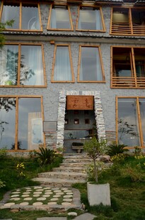 山间石砌木屋外观景致