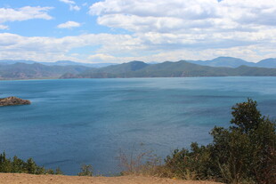 美丽湖景与远山风光