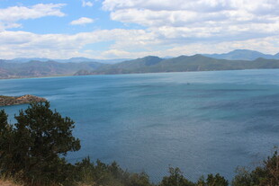 美丽湖景与远山风光