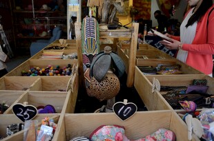 集市上琳琅满目的手工艺品