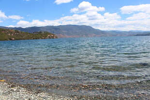 湖畔美景 波光粼粼的湖水