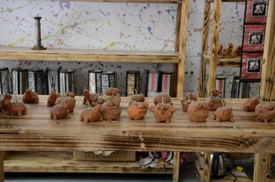 陶艺工作室的精美陶制作品