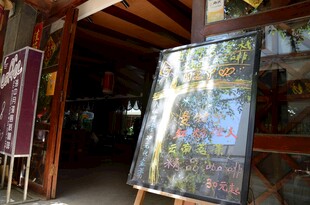 户外展示的精美画作