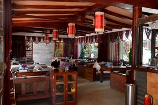 中式餐厅内部温馨场景