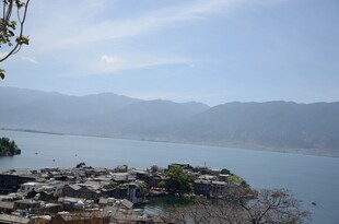 湖畔山石 远山云雾美景