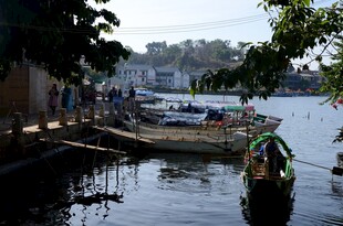 河边码头船只停泊景象