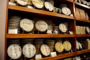 传统茶饼陈列架上展示