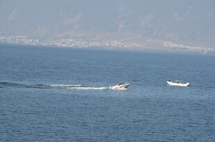 海上双舟破浪前行