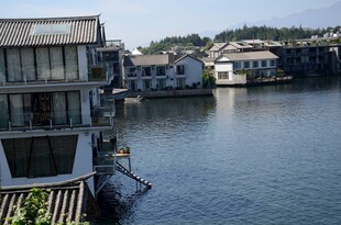 临水而建的特色民居景观