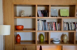 简约木质书架上的多样摆件