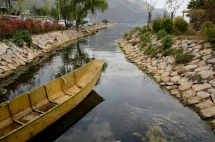 小河边的古朴木舟