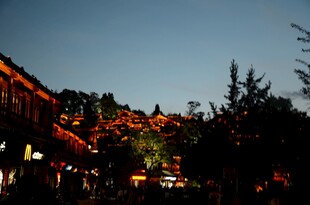 夜幕下灯火璀璨的中式建筑