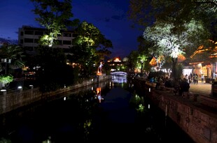 夜晚河畔的璀璨迷人景象