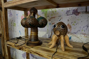 木制架子上的奇特玩偶