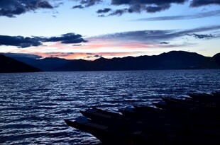 湖畔暮色中的美丽山水景色