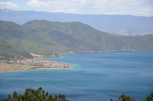 美丽湖景与远山风光