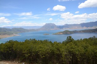 美丽湖景与葱郁山林