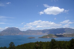 美丽湖景与远山风光