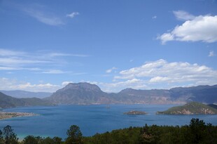 美丽湖景与远山相映成趣