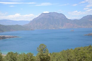 美丽湖景与远山绿树