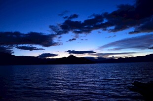 夜幕下的静谧湖水与天空