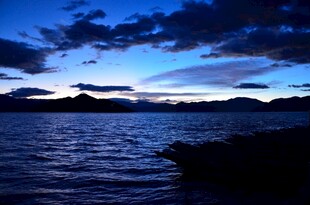 湖畔暮色中的宁静美景