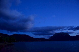 夜幕下的山水湖景