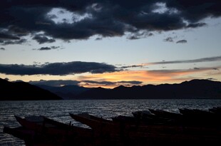 日落时分的湖岸美景