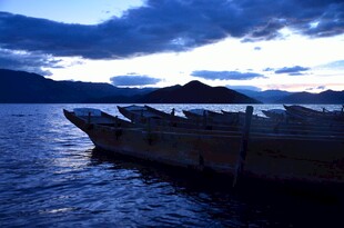 黄昏湖畔的泸沽湖