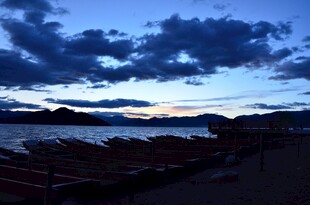 湖畔暮色中的停泊船只