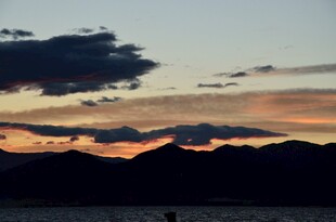 黄昏时分的山峦与云霞