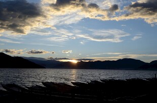 日落时分的宁静湖景